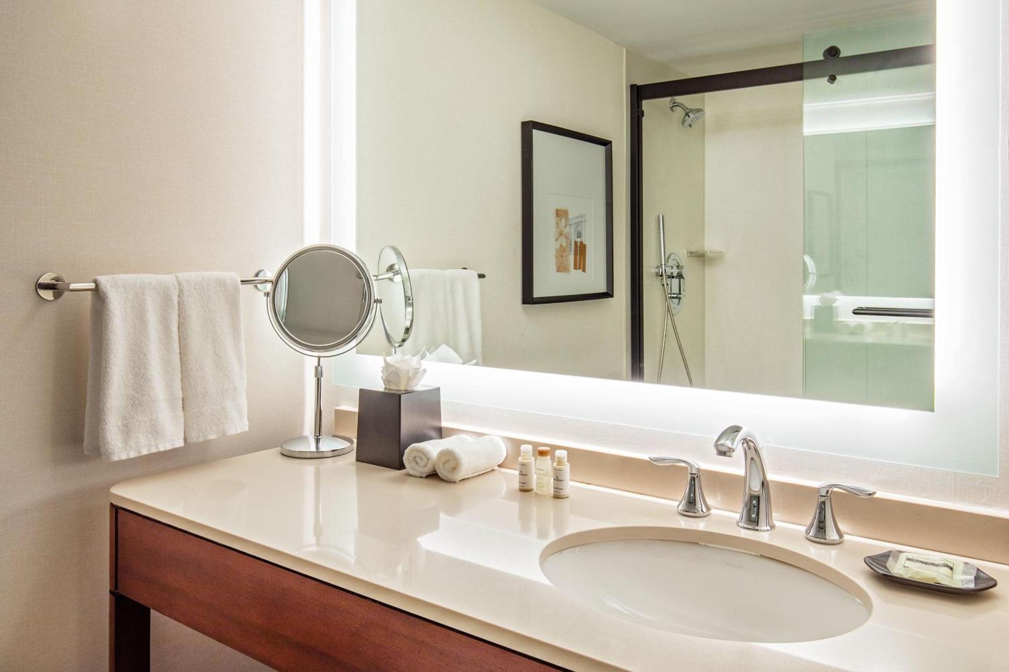 Sheraton Boston Needham Hotel Экстерьер фото